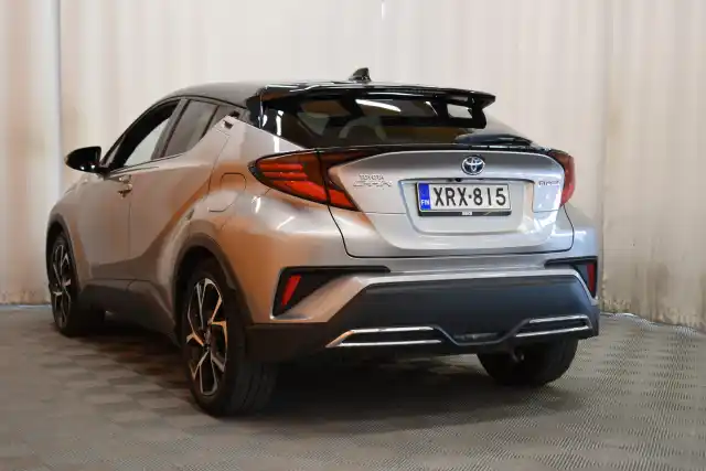 Harmaa Maastoauto, Toyota C-HR – XRX-815