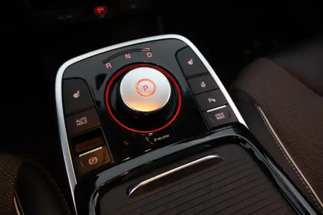 Valkoinen Farmari, Kia NIRO – XRZ-220