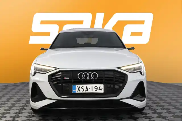 Valkoinen Maastoauto, Audi e-tron – XSA-194