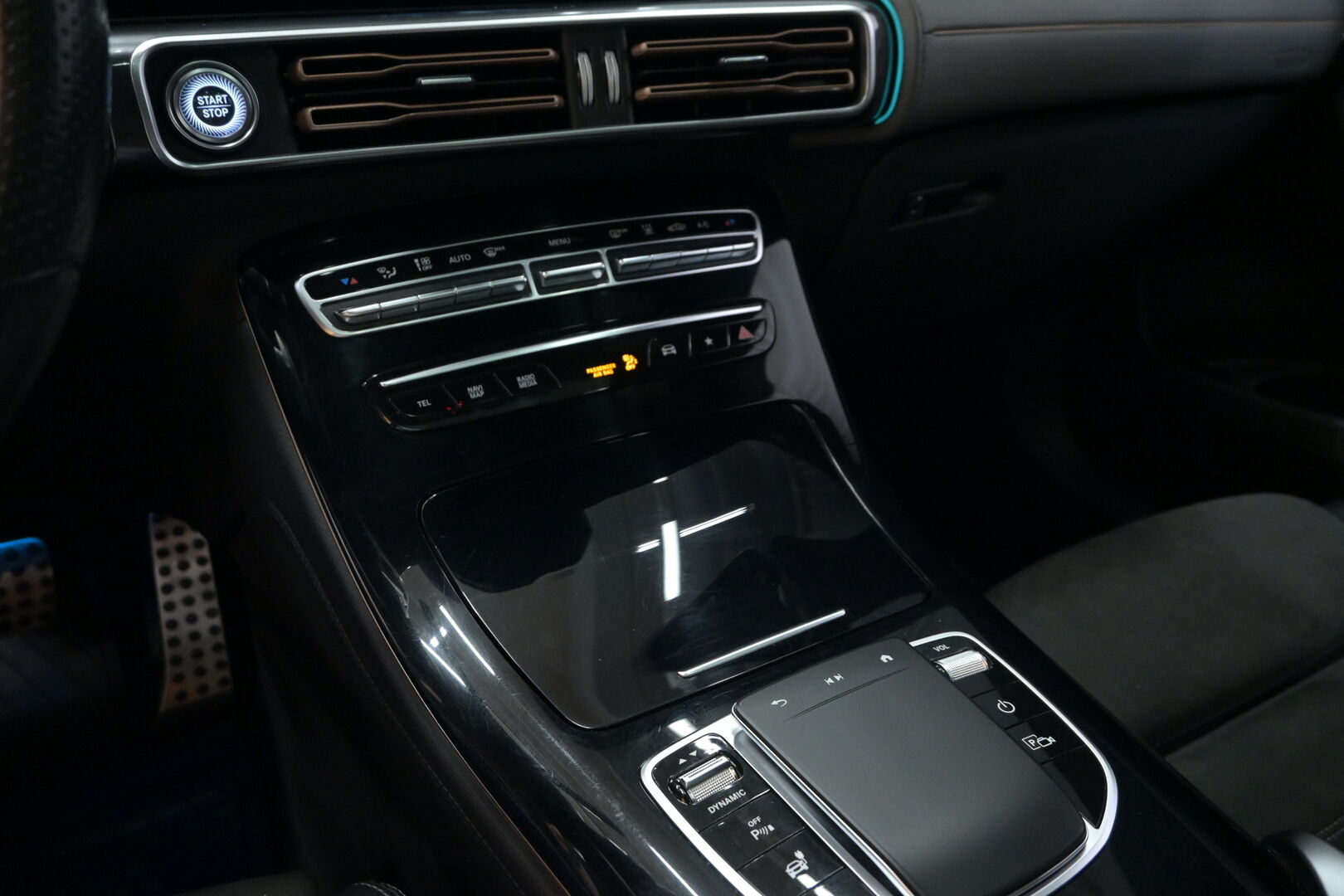 Musta Maastoauto, Mercedes-Benz EQC – XSC-964