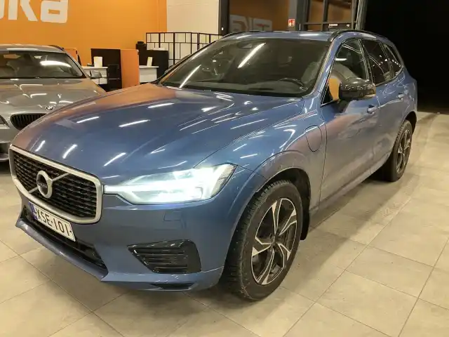 Sininen Maastoauto, Volvo XC60 – XSE-101