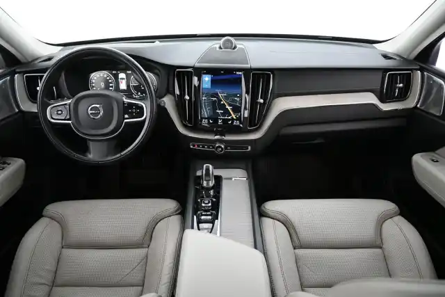 Harmaa Maastoauto, Volvo XC60 – XSE-602