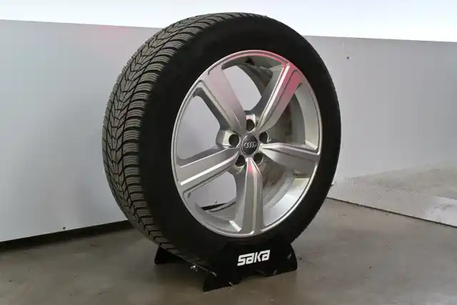 Musta Maastoauto, Audi e-tron – XSE-618