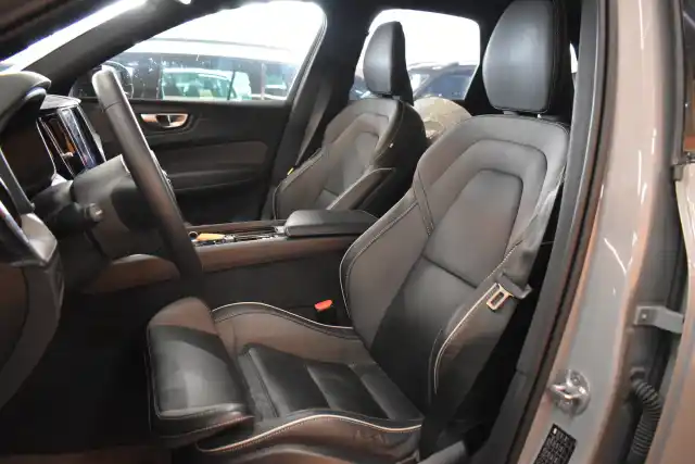 Harmaa Maastoauto, Volvo XC60 – XSE-873