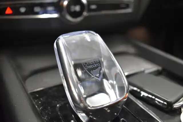 Harmaa Maastoauto, Volvo XC60 – XSE-873