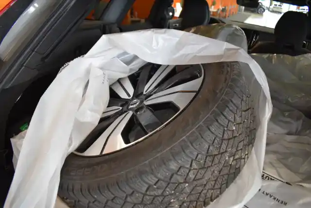Harmaa Maastoauto, Volvo XC60 – XSE-873