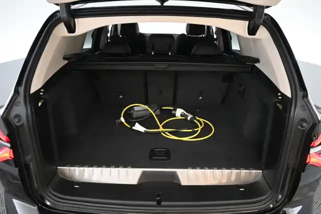 Musta Maastoauto, BMW X3 – XSK-703