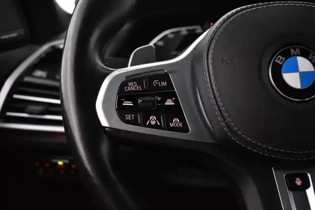 Musta Maastoauto, BMW X5 – XSR-706