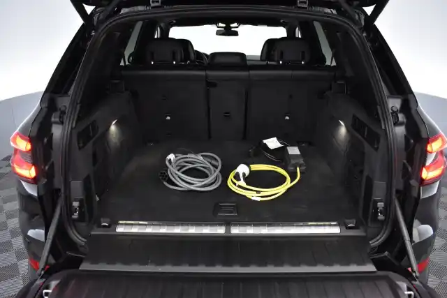 Musta Maastoauto, BMW X5 – XSR-706
