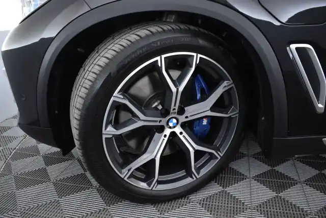 Musta Maastoauto, BMW X5 – XSR-706