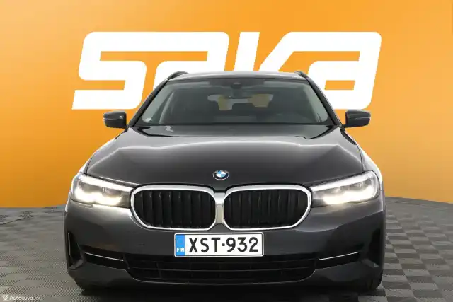 Harmaa Farmari, BMW 530 – XST-932