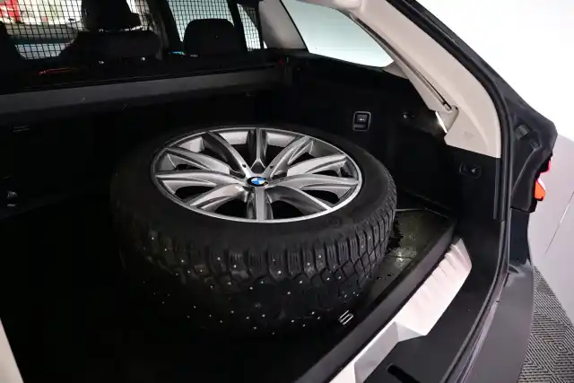 Harmaa Farmari, BMW 530 – XST-932