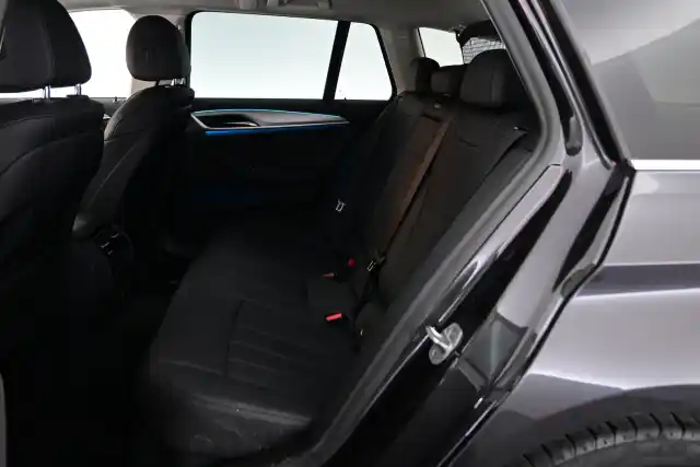 Harmaa Farmari, BMW 530 – XST-932