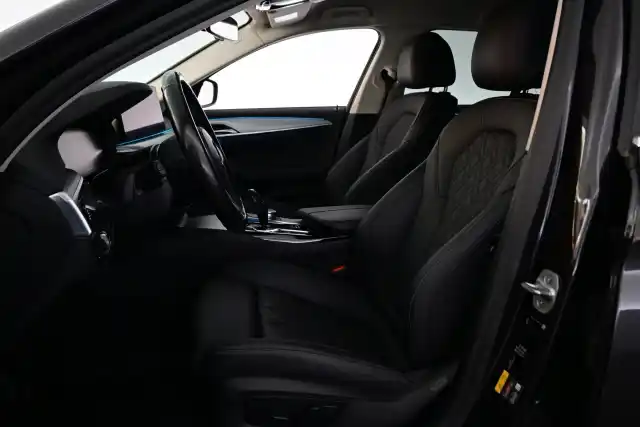 Harmaa Farmari, BMW 530 – XST-932