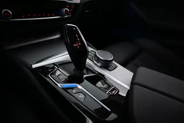 Harmaa Farmari, BMW 530 – XST-932