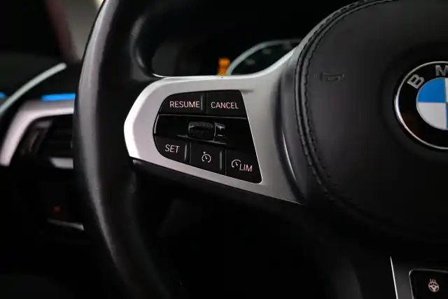 Harmaa Farmari, BMW 530 – XST-932