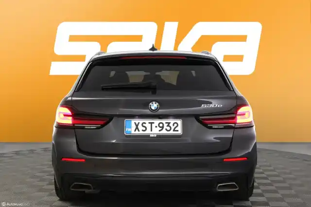 Harmaa Farmari, BMW 530 – XST-932