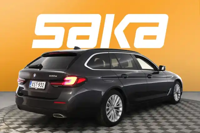 Harmaa Farmari, BMW 530 – XST-932