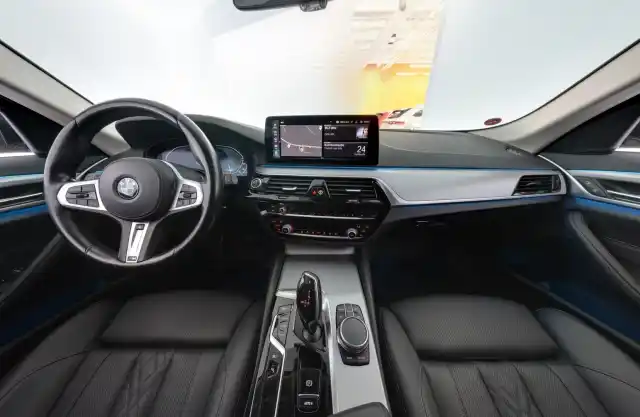 Harmaa Farmari, BMW 530 – XST-932