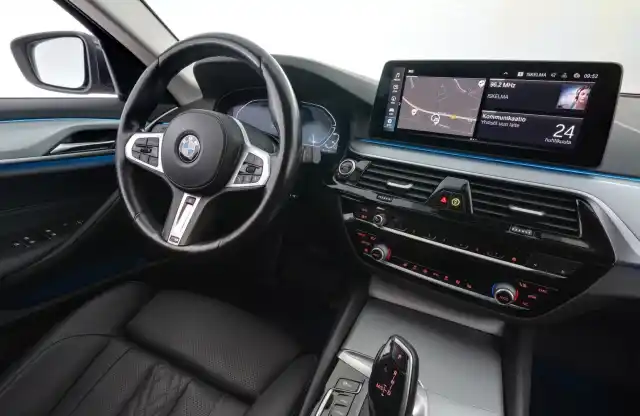 Harmaa Farmari, BMW 530 – XST-932