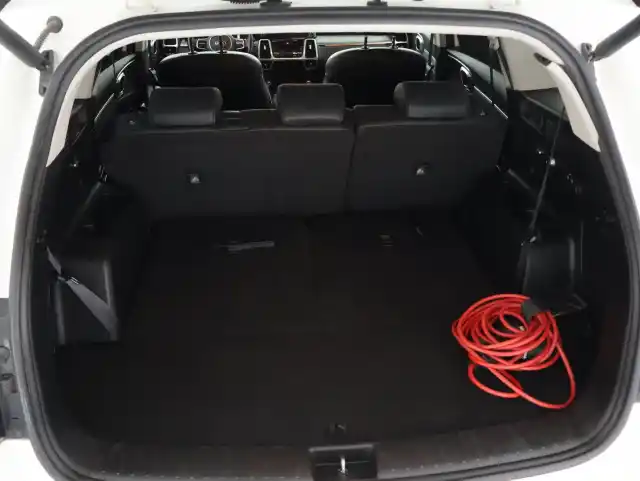 Valkoinen Maastoauto, Kia Sorento – XST-982