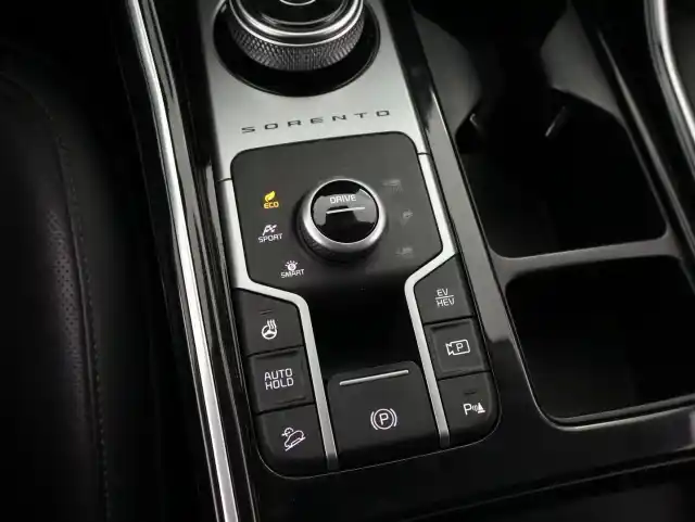 Valkoinen Maastoauto, Kia Sorento – XST-982