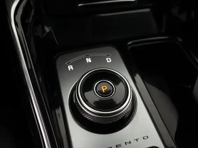 Valkoinen Maastoauto, Kia Sorento – XST-982