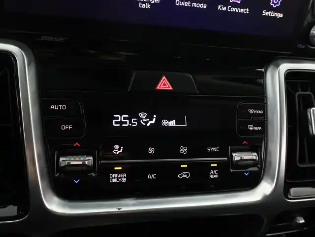 Valkoinen Maastoauto, Kia Sorento – XST-982