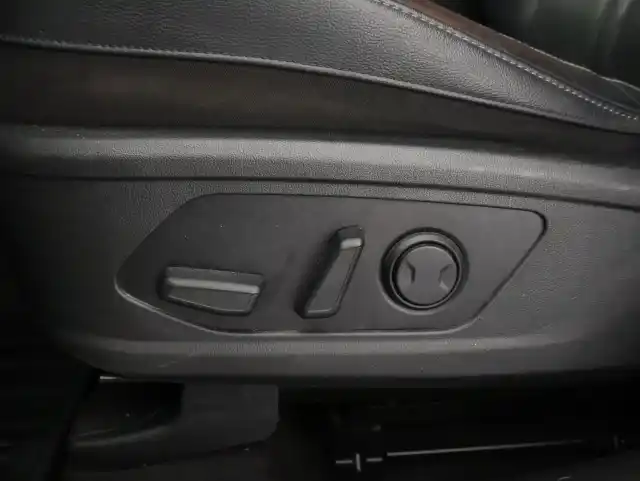 Valkoinen Maastoauto, Kia Sorento – XST-982