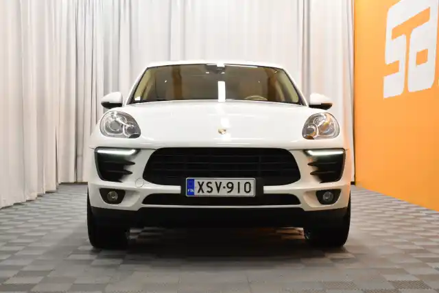 Valkoinen Maastoauto, Porsche Macan – XSV-910