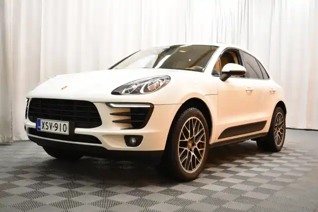 Valkoinen Maastoauto, Porsche Macan – XSV-910