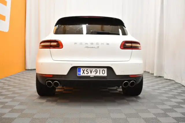 Valkoinen Maastoauto, Porsche Macan – XSV-910