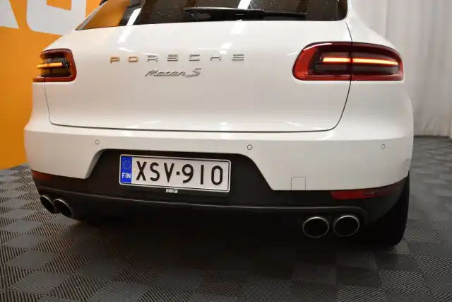 Valkoinen Maastoauto, Porsche Macan – XSV-910