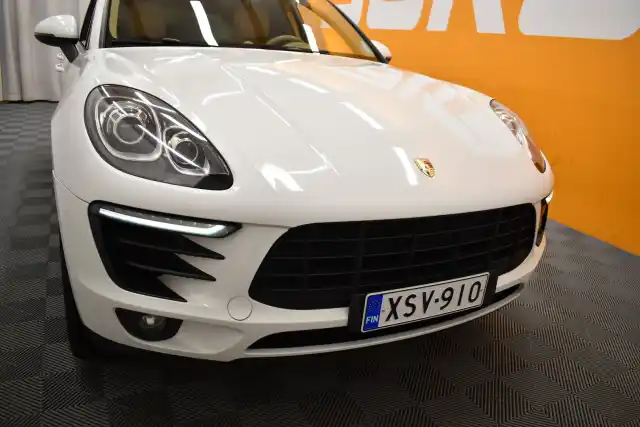 Valkoinen Maastoauto, Porsche Macan – XSV-910