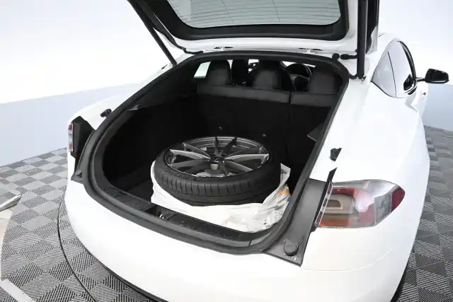 Valkoinen Sedan, Tesla Model S – XTC-546