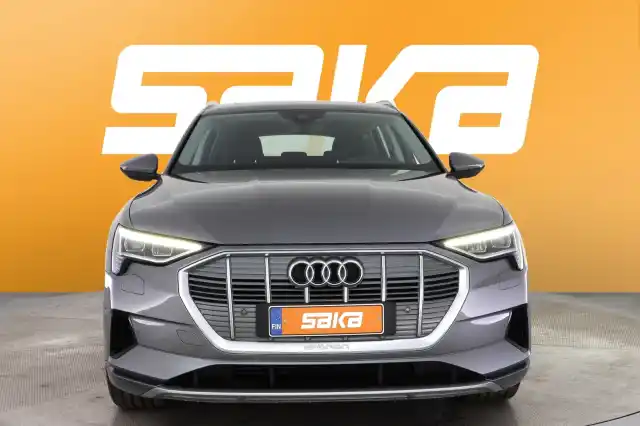 Harmaa Maastoauto, Audi e-tron – XTL-214