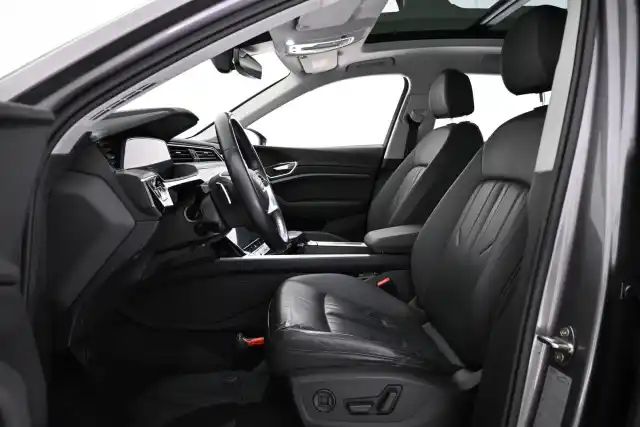 Harmaa Maastoauto, Audi e-tron – XTL-214