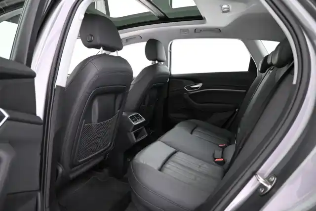 Harmaa Maastoauto, Audi e-tron – XTL-214