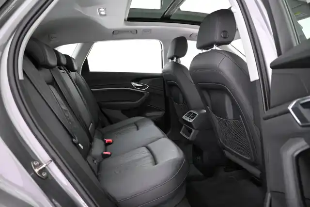 Harmaa Maastoauto, Audi e-tron – XTL-214