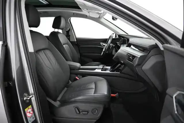Harmaa Maastoauto, Audi e-tron – XTL-214
