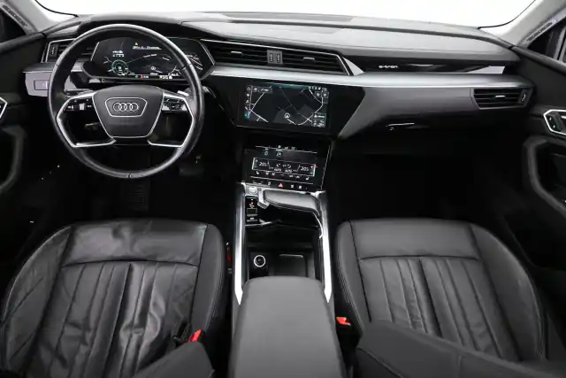 Harmaa Maastoauto, Audi e-tron – XTL-214