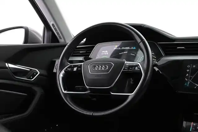 Harmaa Maastoauto, Audi e-tron – XTL-214
