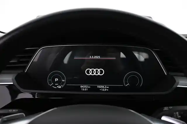 Harmaa Maastoauto, Audi e-tron – XTL-214