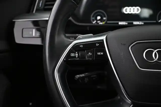 Harmaa Maastoauto, Audi e-tron – XTL-214