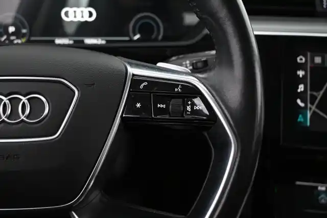 Harmaa Maastoauto, Audi e-tron – XTL-214
