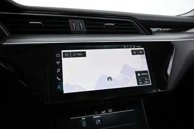 Harmaa Maastoauto, Audi e-tron – XTL-214