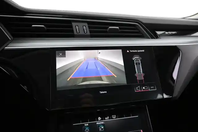 Harmaa Maastoauto, Audi e-tron – XTL-214