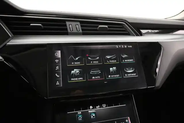 Harmaa Maastoauto, Audi e-tron – XTL-214