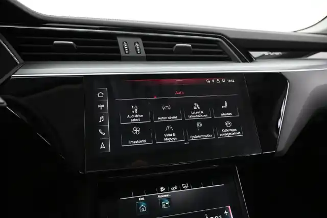 Harmaa Maastoauto, Audi e-tron – XTL-214