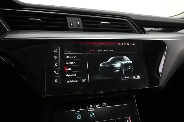 Harmaa Maastoauto, Audi e-tron – XTL-214
